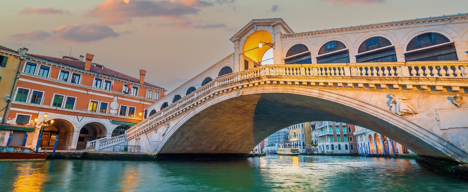 Ponte di Rialto a Venezia al tramonto, riflesso nell'acqua del Canal Grande.