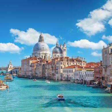 Iconica veduta di Venezia con il Canal Grande e la Basilica di Santa Maria della Salute.
