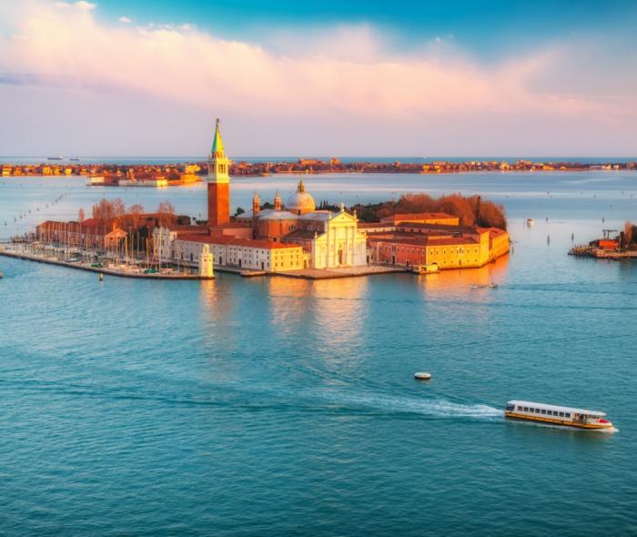 Piazza San Marco a Venezia, con il Campanile e la Basilica al tramonto.