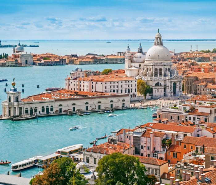 Vista di Venezia con il Palazzo Ducale e il Campanile di San Marco al tramonto.