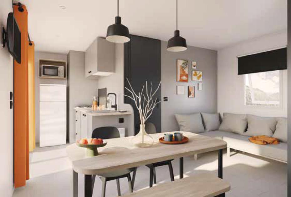 Moderno soggiorno con cucina, tavolo da pranzo e divano, decorato con toni neutri.