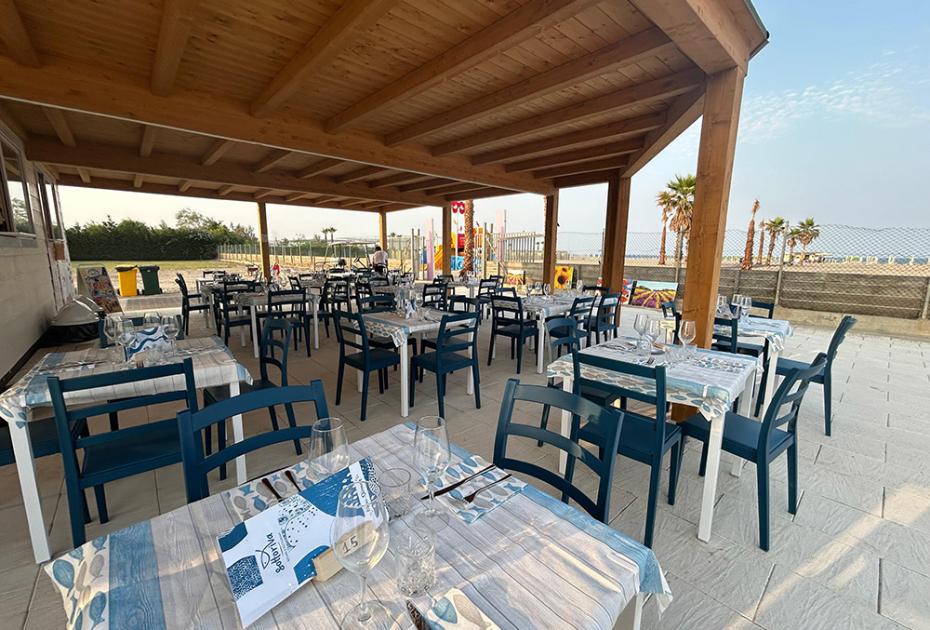 Freiluftrestaurant, Meerblick, entspannte und einladende Atmosphäre.